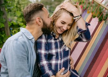 how to flirt with a guy how to flirt with a guy